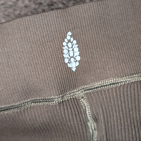 Free People Movement Free Throw Short Ribbed Army Green Women's Large - Picture 5 of 6